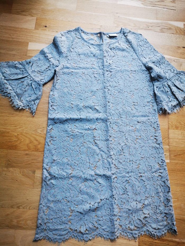 Robe en dentelle avec sous robe