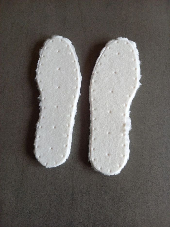 Semelles chaudes fourrure blanche neuves - photo numéro 2
