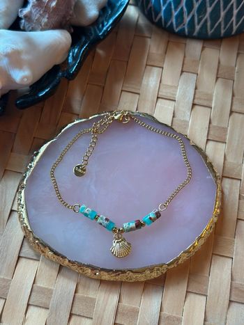 Bracelet neuf en acier inoxydable – Coquillage doré & perles bleues