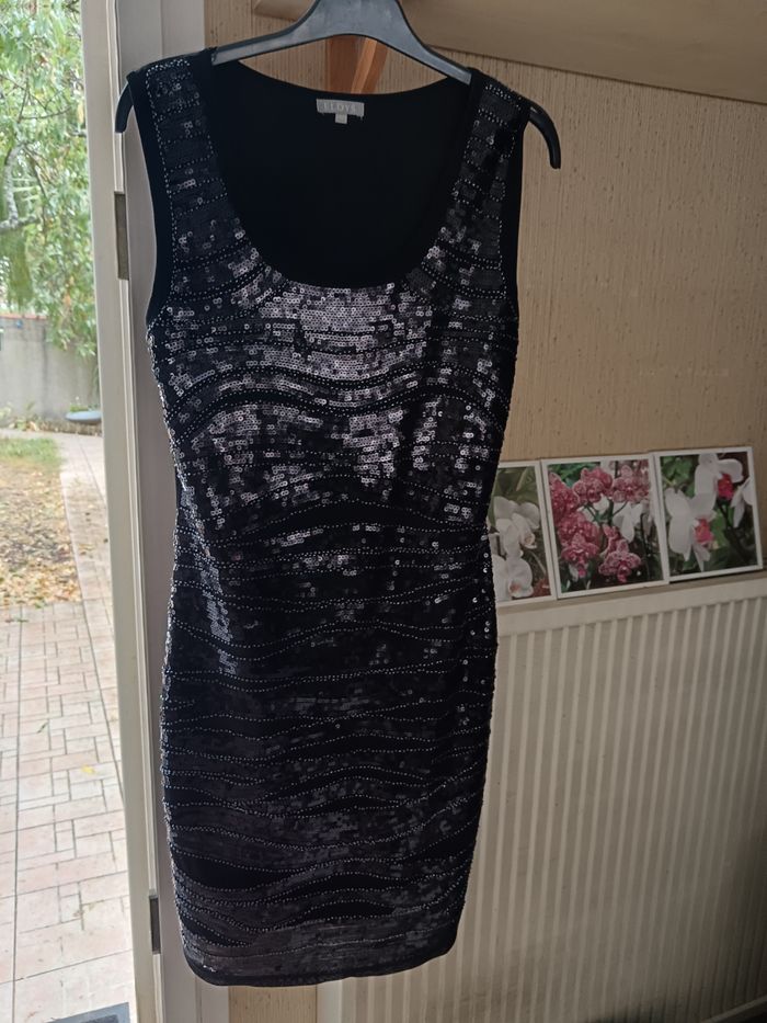 Robe noire pailletée