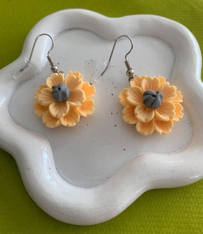 Boucles d’oreilles fleur jaune en résine - photo numéro 2
