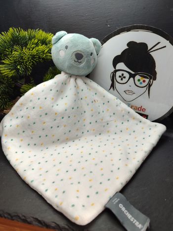 DD000081 Doudou plat Ours bleu blanc pois bleu jaune orchestra point jaune vert