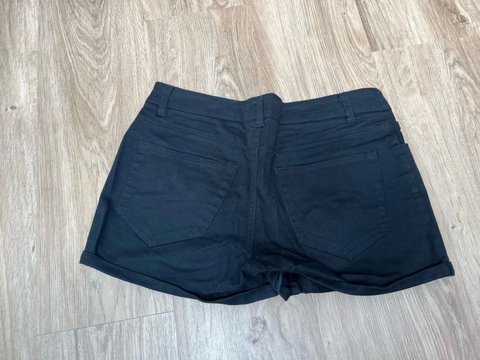 Short pour femme Amisu taille 38 couleur noir très bon état - photo numéro 2