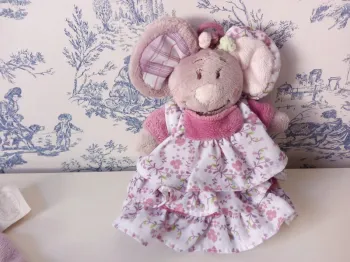 Souris Nina avec sa petite robe rose Noukie's