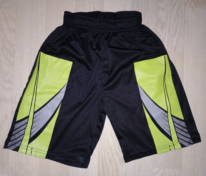 Short en nylon noir et vert 
T. 8 ans