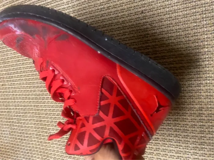 Air Jordan rouge montantes pour pièces ou réparateurs - photo numéro 2