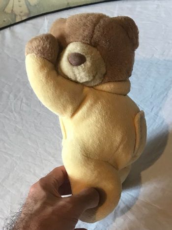 Petit Ourson Ours Brun Allongé Dort Sommeil Pyjama Jaune Animal Faune Peluche Petits Enfants Bébés