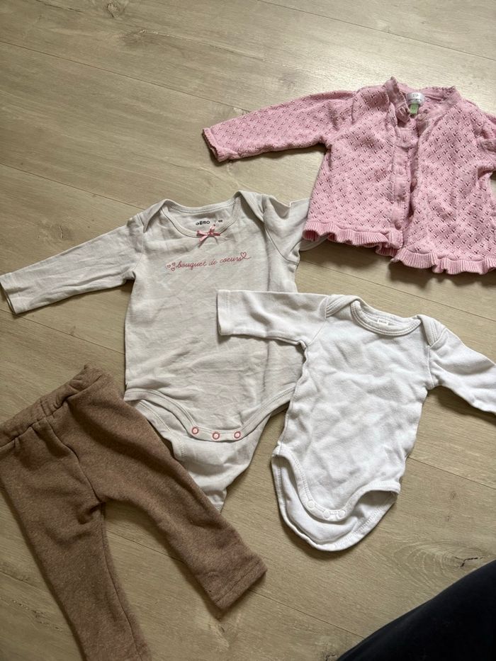Lot de 52 vêtements bébé fille - photo numéro 1
