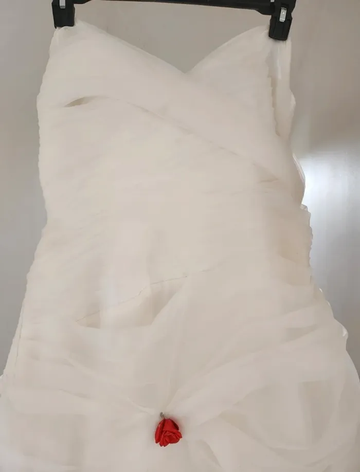 Robe de mariée blanche avec fleurs rouges taille 48 à 54 laçage dos en bon état Cosmobella - photo numéro 3