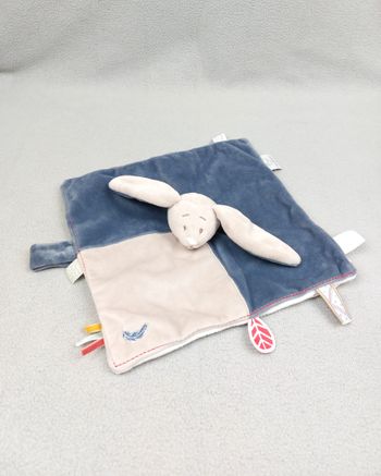 Doudou plat lapin bleu beige NOUKIE'S Bao et Wapi attache tétine plumes NOUKIES
