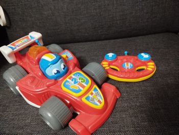 Voiture télécommandée clementoni