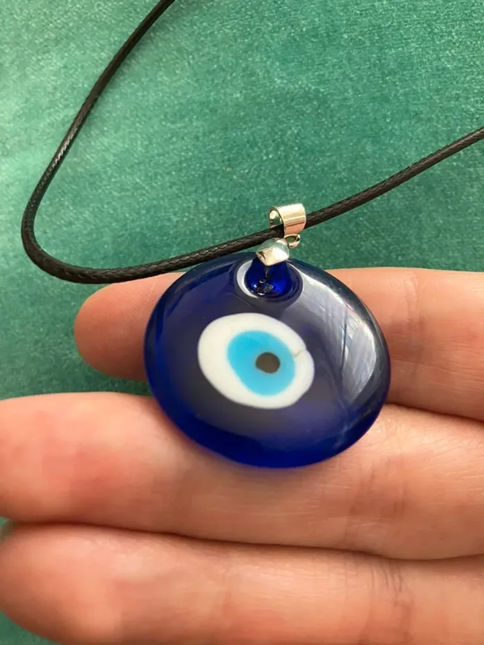 Collier avec pendentif contre le mauvais œil