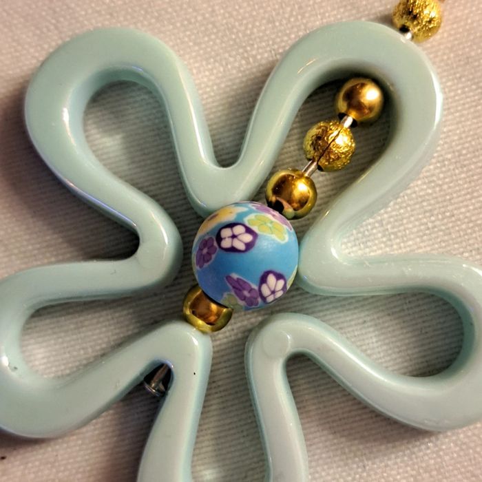 Boucles d'oreilles pendante fleurs bleu et doré - photo numéro 6