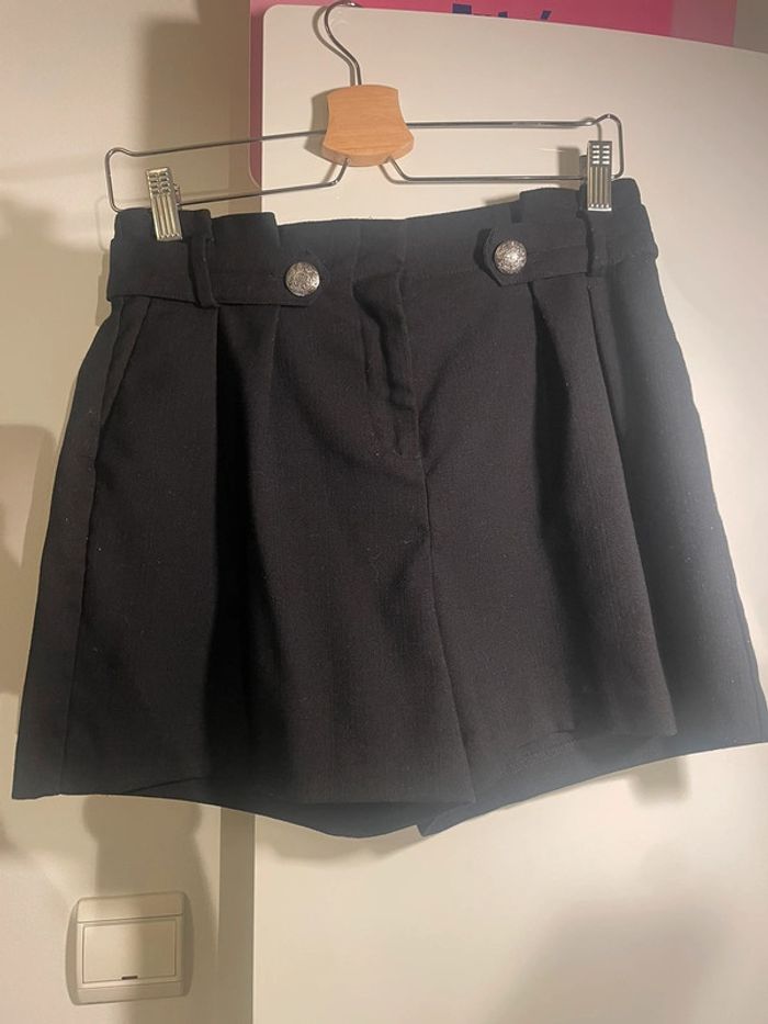 Short noir à boutons