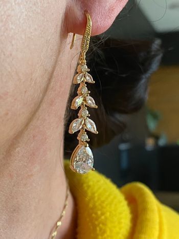 Boucles d’oreilles dorées mariée pendantes feuilles avec strass bijou élégant lumineux 