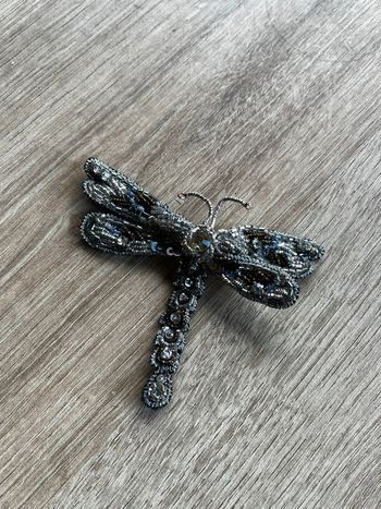 Broche en perles libellule