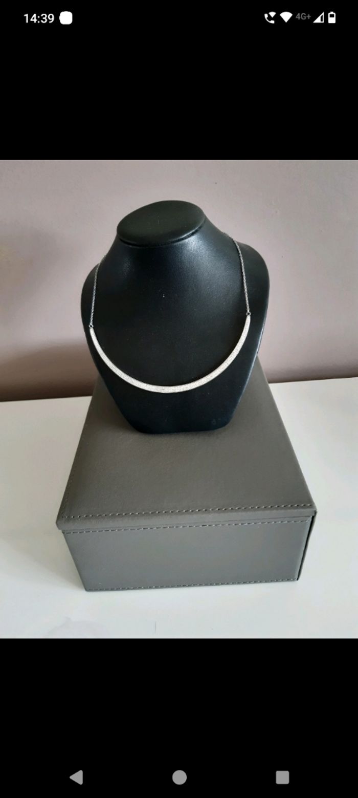 Collier en acier orné de pierre Victoria