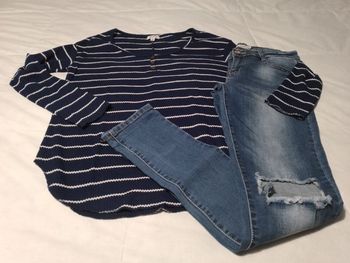 Jean troué et blouse manches longues