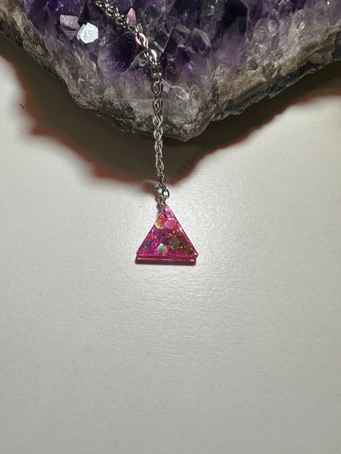 Pendentif triangle en résine et paillette