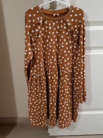 Robe moutarde et blanche