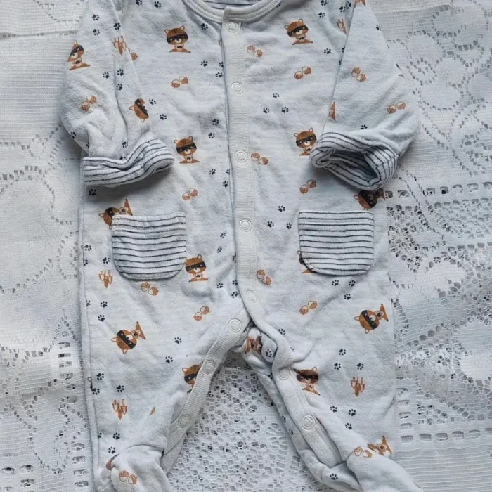 Grenouillère blanc imprimé - douceur et chaleur, Kiabi, en bon état, taille 1 mois - photo numéro 2