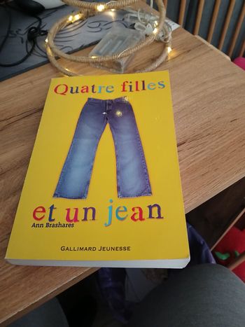 LIVRE QUATRE FILLES ET UN JEAN DE ANN BRASHARES