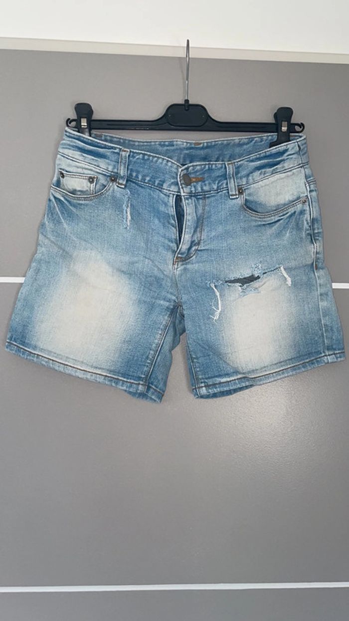 Short court troué