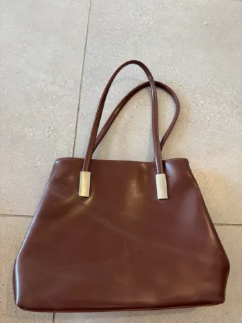 Sac à main marron, il y a des marques d'usures, à nettoyer à l'intérieur, 30*24cm