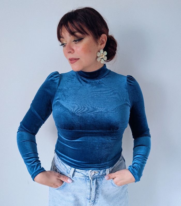 Pull court à col roulé bleu en velours moulant tendance moderne hiver Taille 36 S 
Très bon état