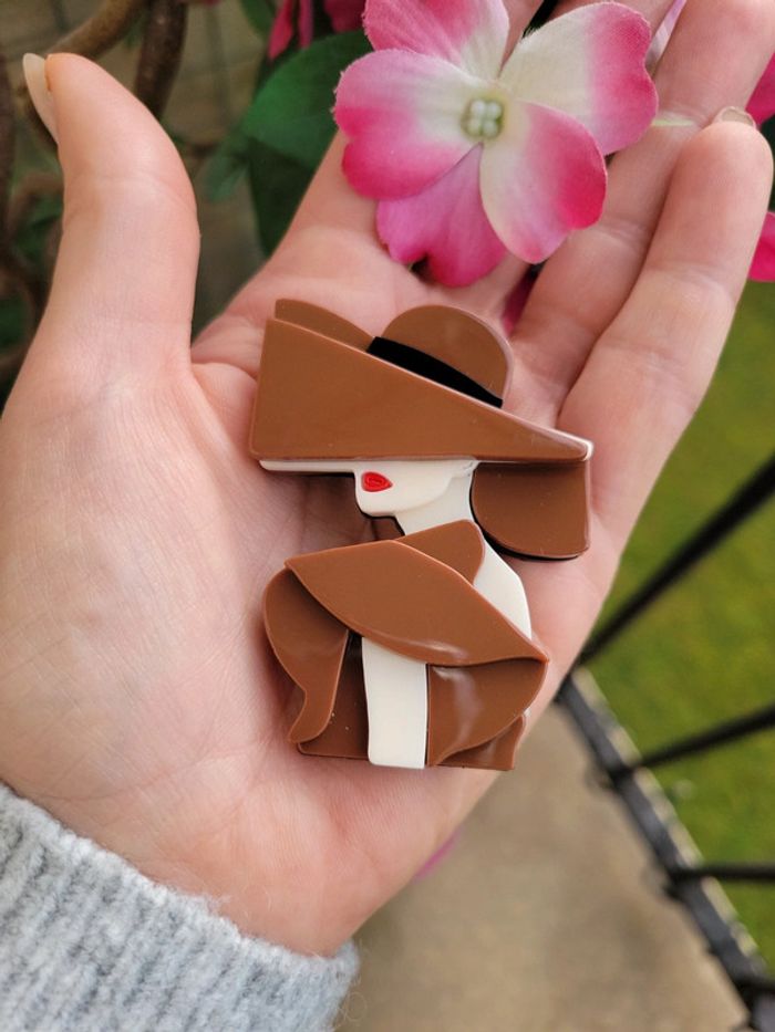 Broche dame au grand chapeau marron - photo numéro 4