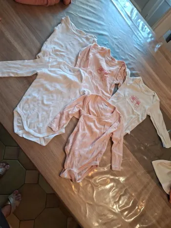 Lot 5 bodies neuf 9 mois