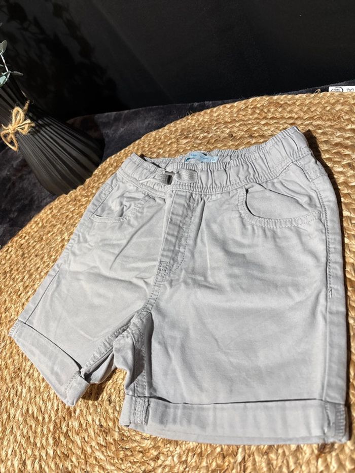 Short garçon taille 8 ans - photo numéro 3