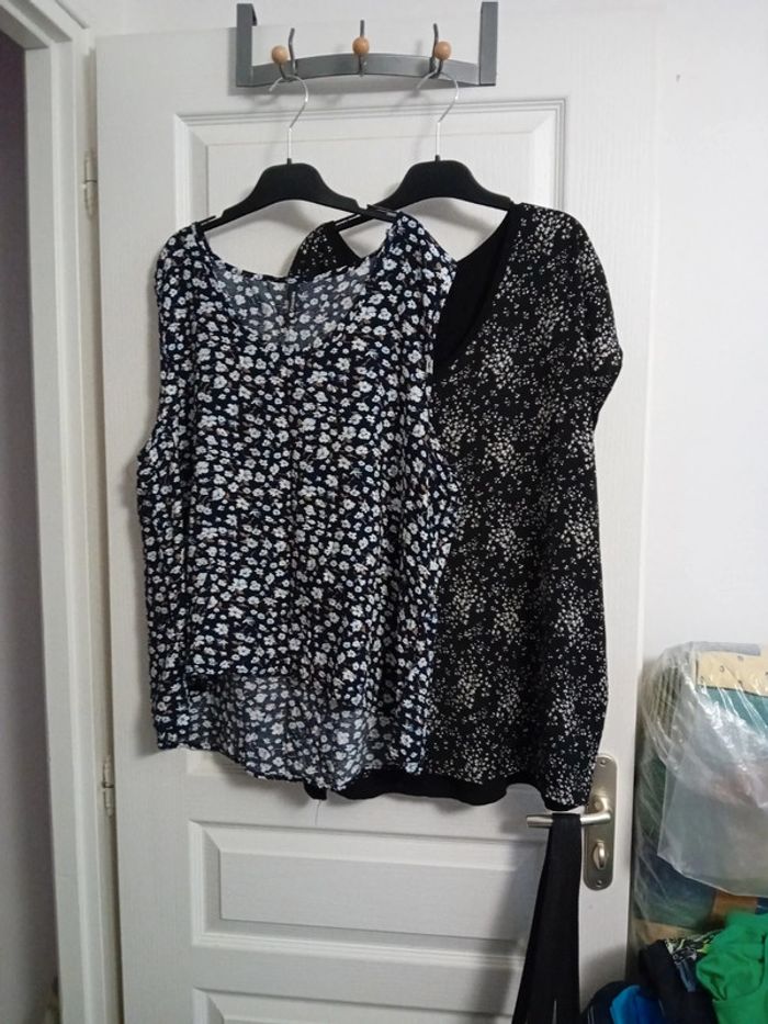 2 hauts noirs à motifs