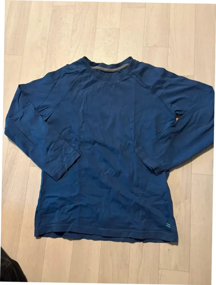 T-shirt YCC 8 ans bleu manches longues très bon état