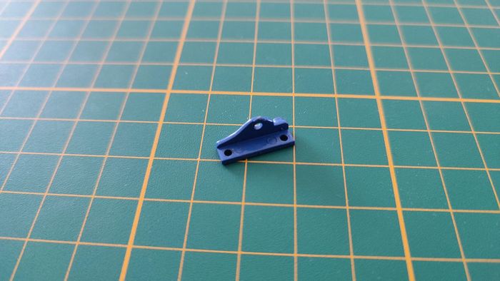 Fixation du verrou du capot 61F n°61 Renault R8 Gordini 1/8 1/8ème Eaglemoss collections #A67