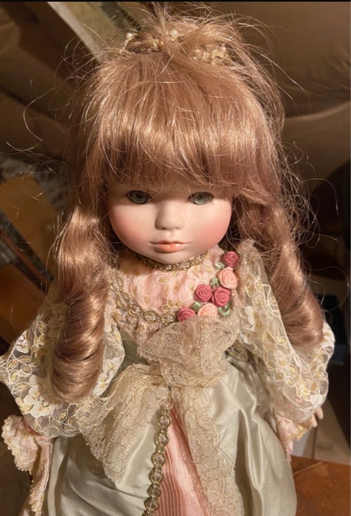 Poupée de collection en porcelaine Iseult de Mundia