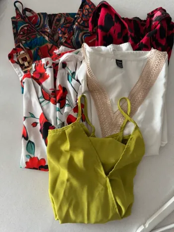 Lot de cinq hauts