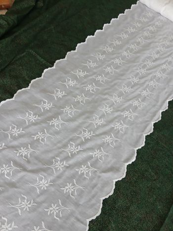 Rideaux droit ou chemin de table brodé en 45 cm sur 4 m de longueur