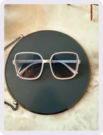 Lunette de soleil rectangulaire blanche