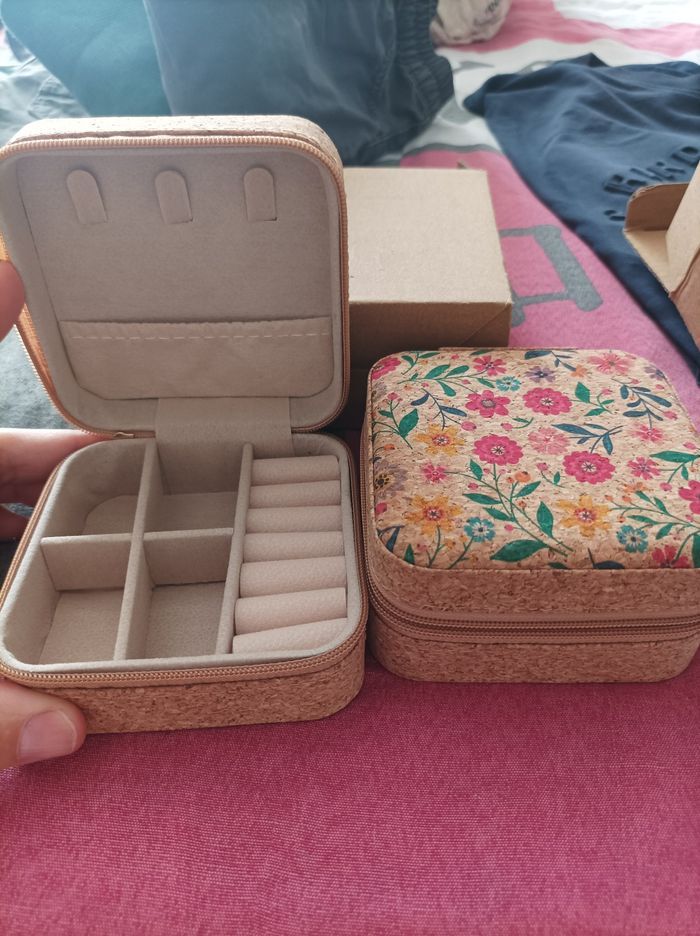 Lot de petites boîtes à bijoux de voyage