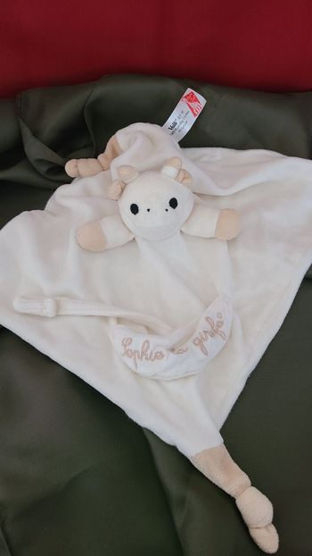 Doudou plat Sophie la Girafe VULLI attache tétine
