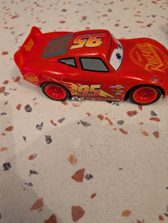 Flash McQueen télécommandée - photo numéro 2
