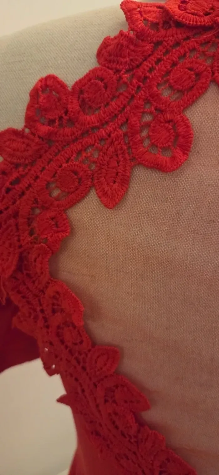 Haut rouge élégant avec dentelle ajourée – Taille M/L - photo numéro 9