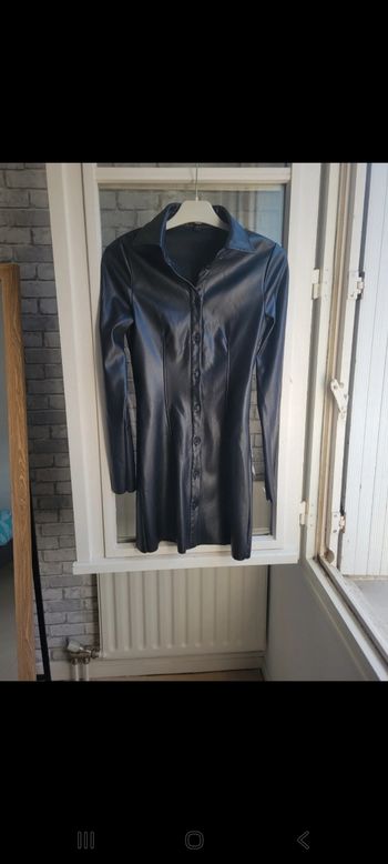 Robe cintrée en simili cuir