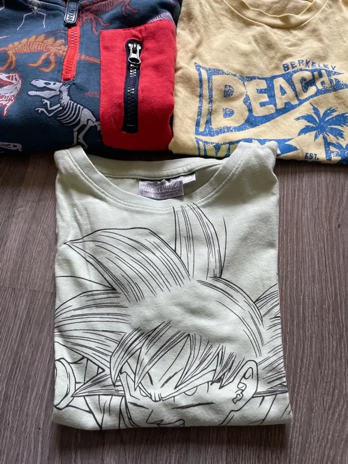 2 tee shirts et un sweat 4 ans - photo numéro 2