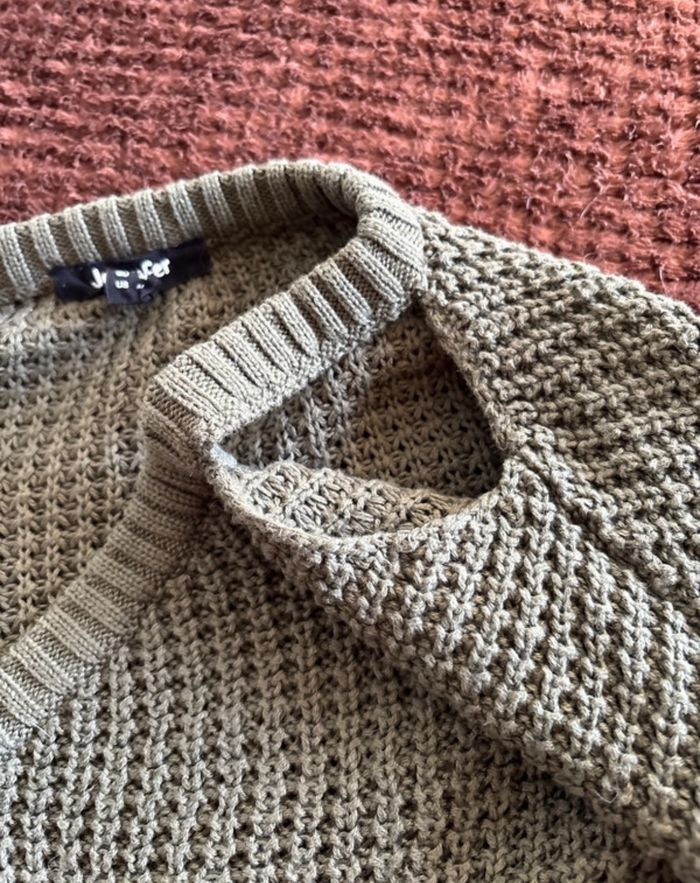 Pull en laine kaki – style tricoté, épaules dénudées - photo numéro 2