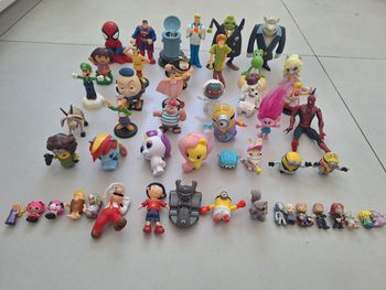 Lot 50 figurines diverses, Disney, scoubydoo, oui oui, Mario, minions, spiderman, troll, lapin crétin