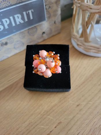 Bague fantaisie argentée perles couleur
corail extensible