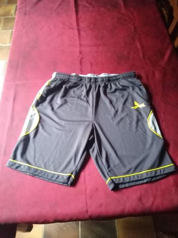 Short gris foncé taille XL neuf jamais porté