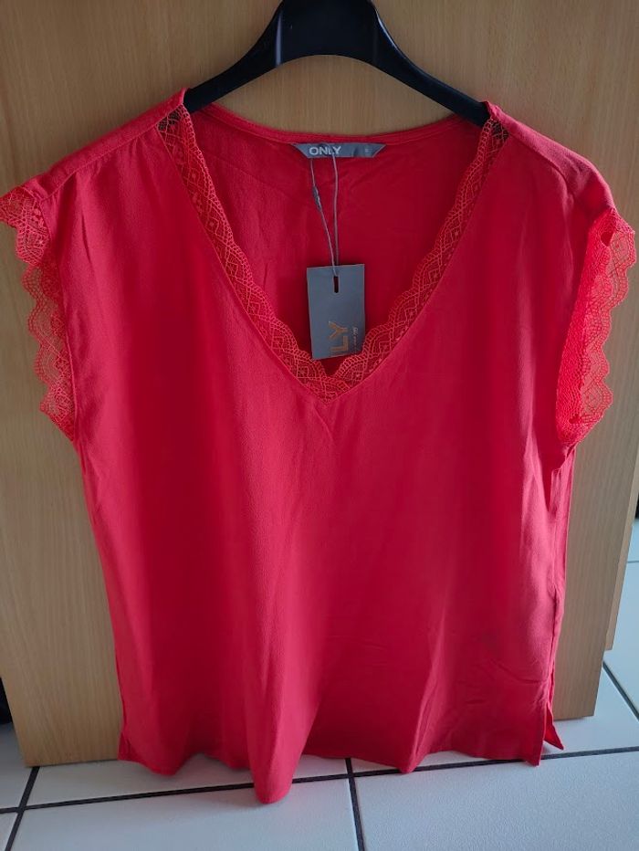 blouse / haut rouge avec bord dentelles ONLY taille 36 NEUVE avec étiquette - photo numéro 2